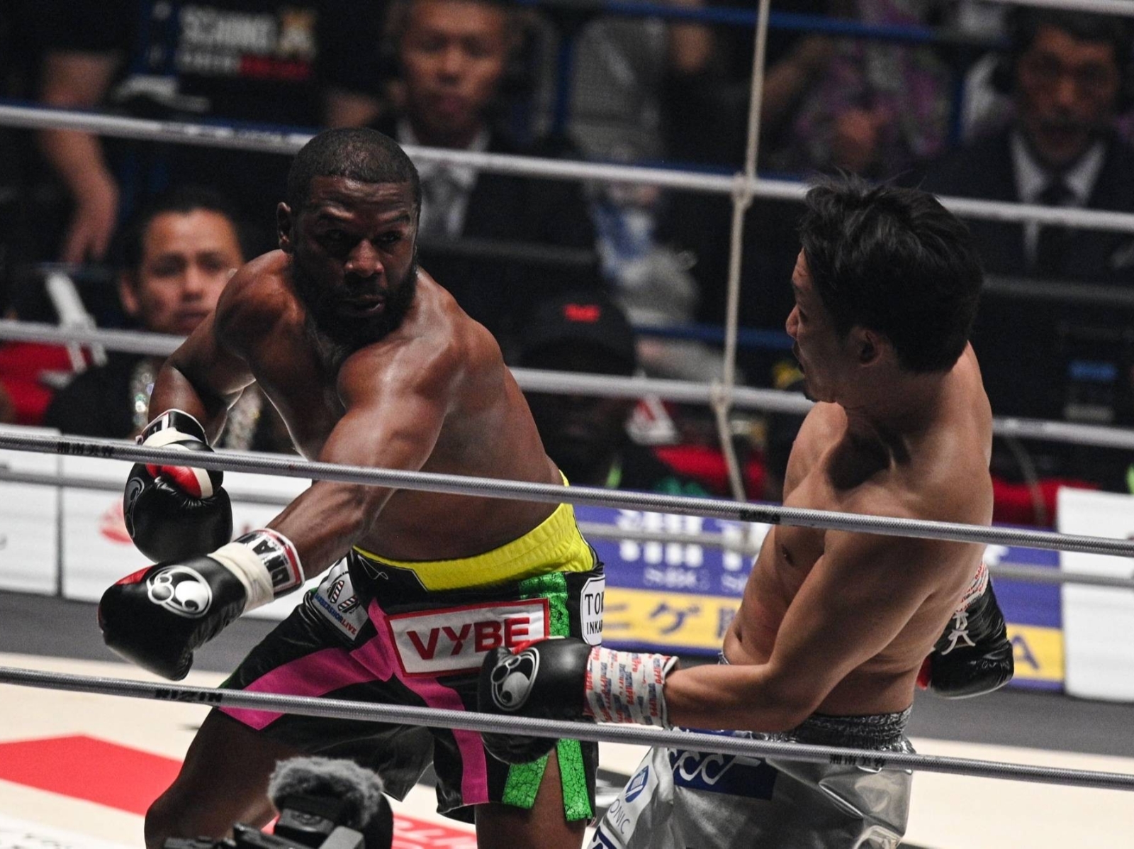 「炫富拳王」梅威瑟大戰日本格鬥明星朝倉未來，第二回合右拳重擊對手 TKO 取勝