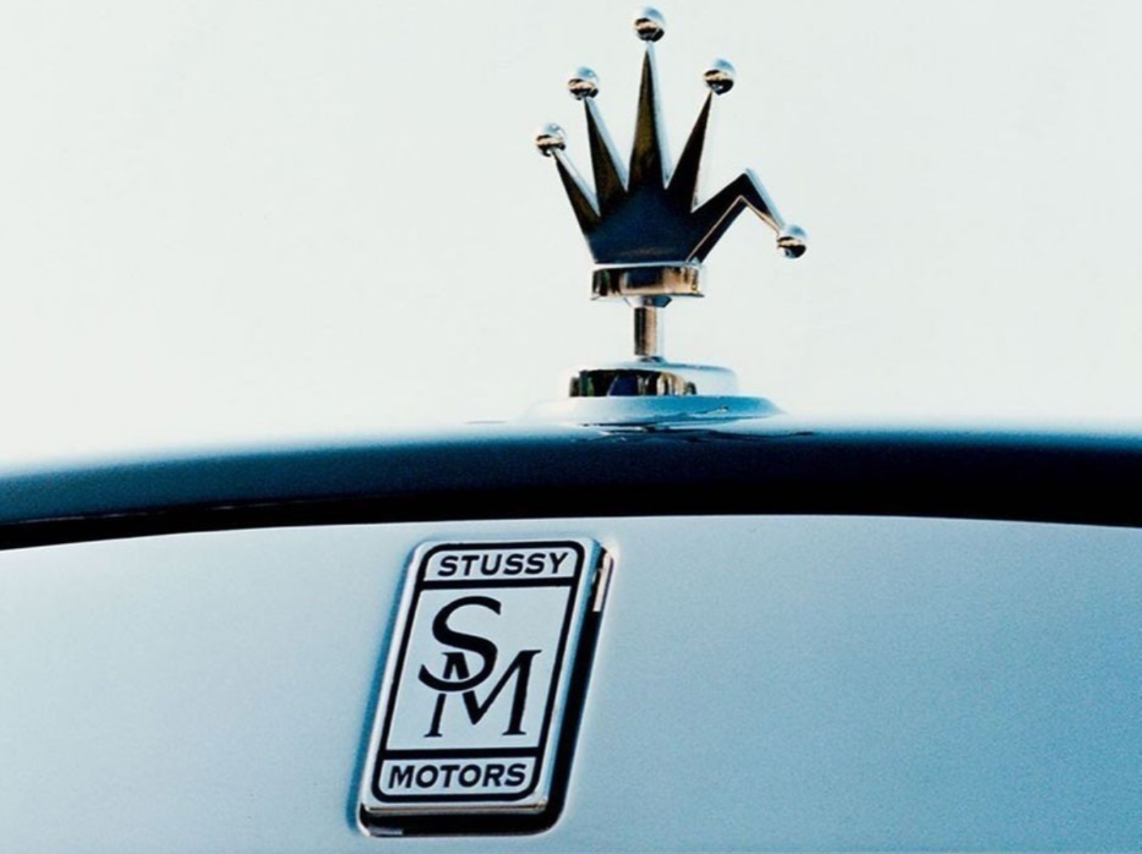 Stussy 曝光定製版 Rolls-Royce 勞斯萊斯聯名車款，這開在路上絕對是個潮流狠人！