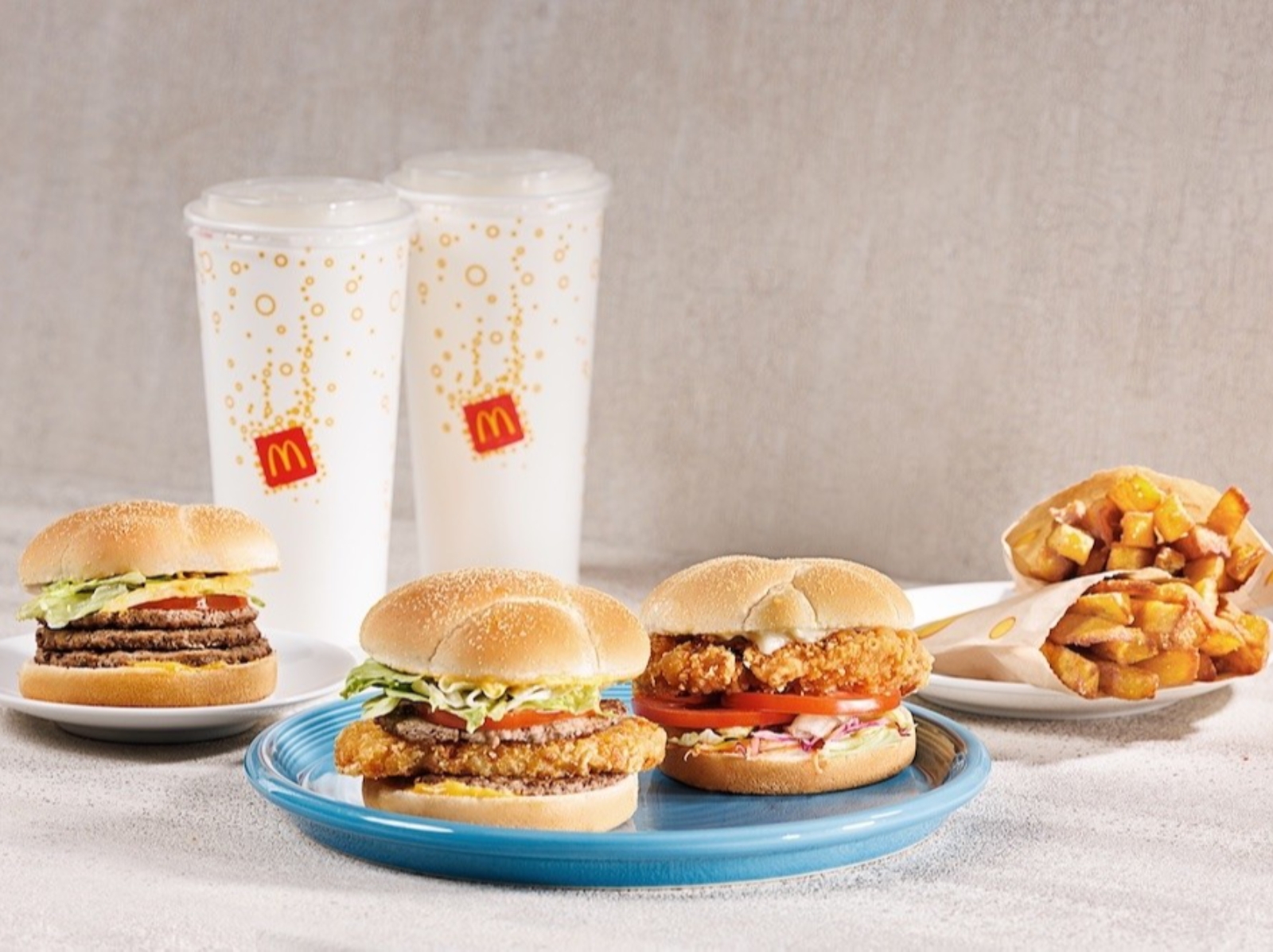 麥當勞推出「起司脆薯雙牛堡」等 3 款美日異國風味漢堡新品，加碼國際咖啡日買一送一！