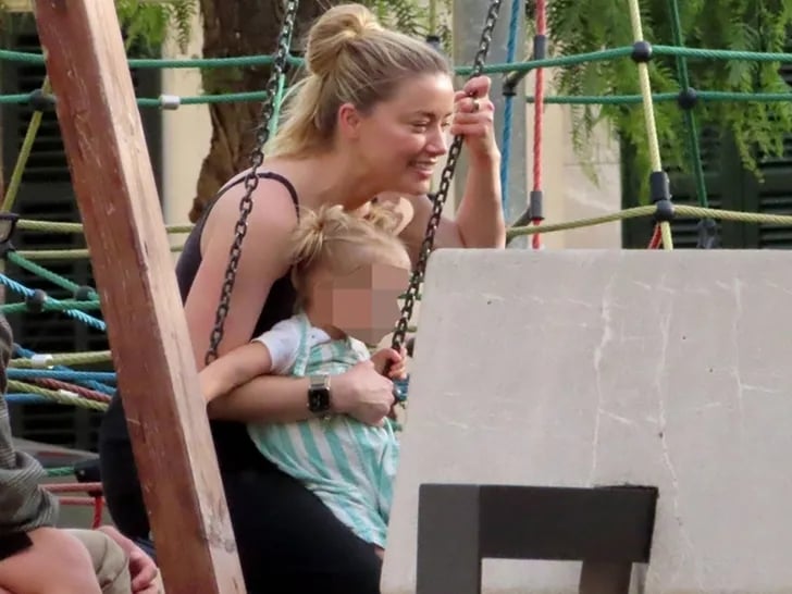 安柏赫德 Amber Heard 帶 1 歲女兒前往西班牙爽度假，燦笑陪玩超幸福！