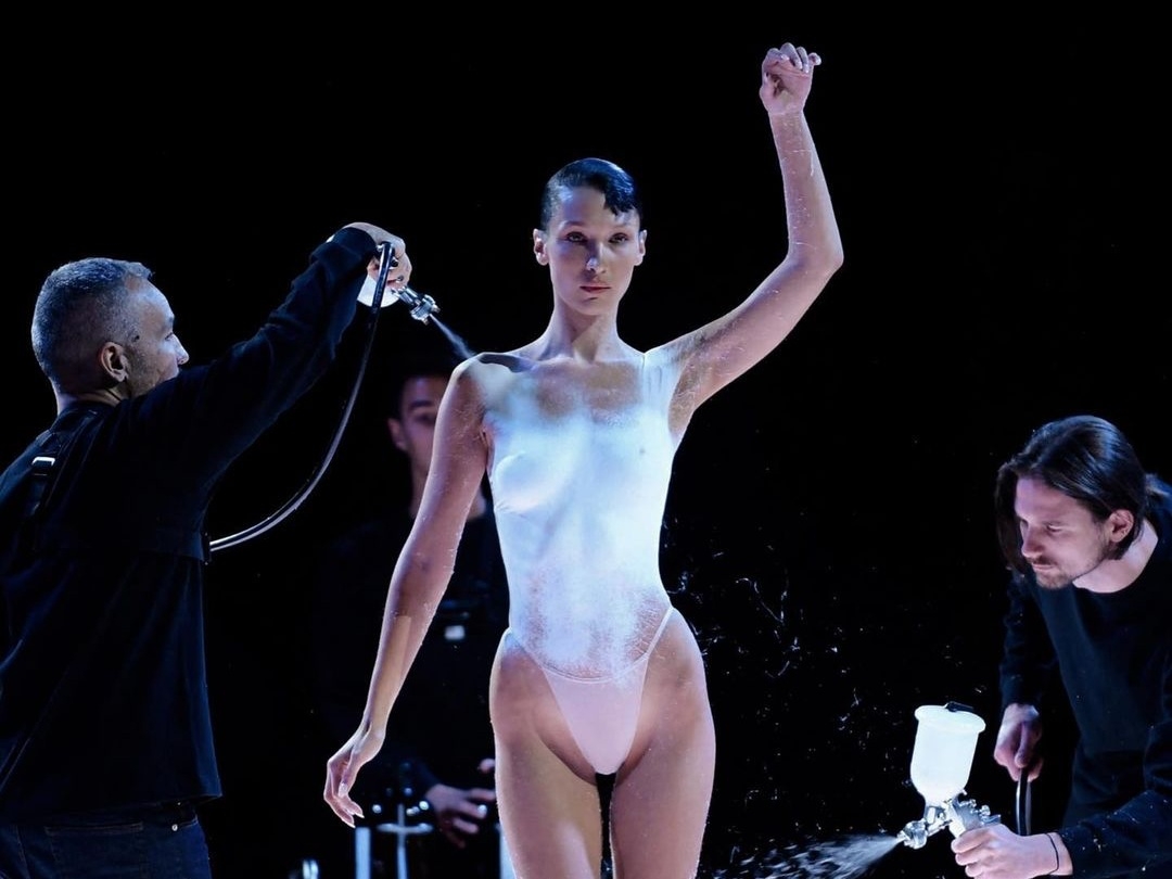 Coperni 2023 春夏時裝壓軸大秀，Bella Hadid 裸身走秀演繹「最新噴漆洋裝」！