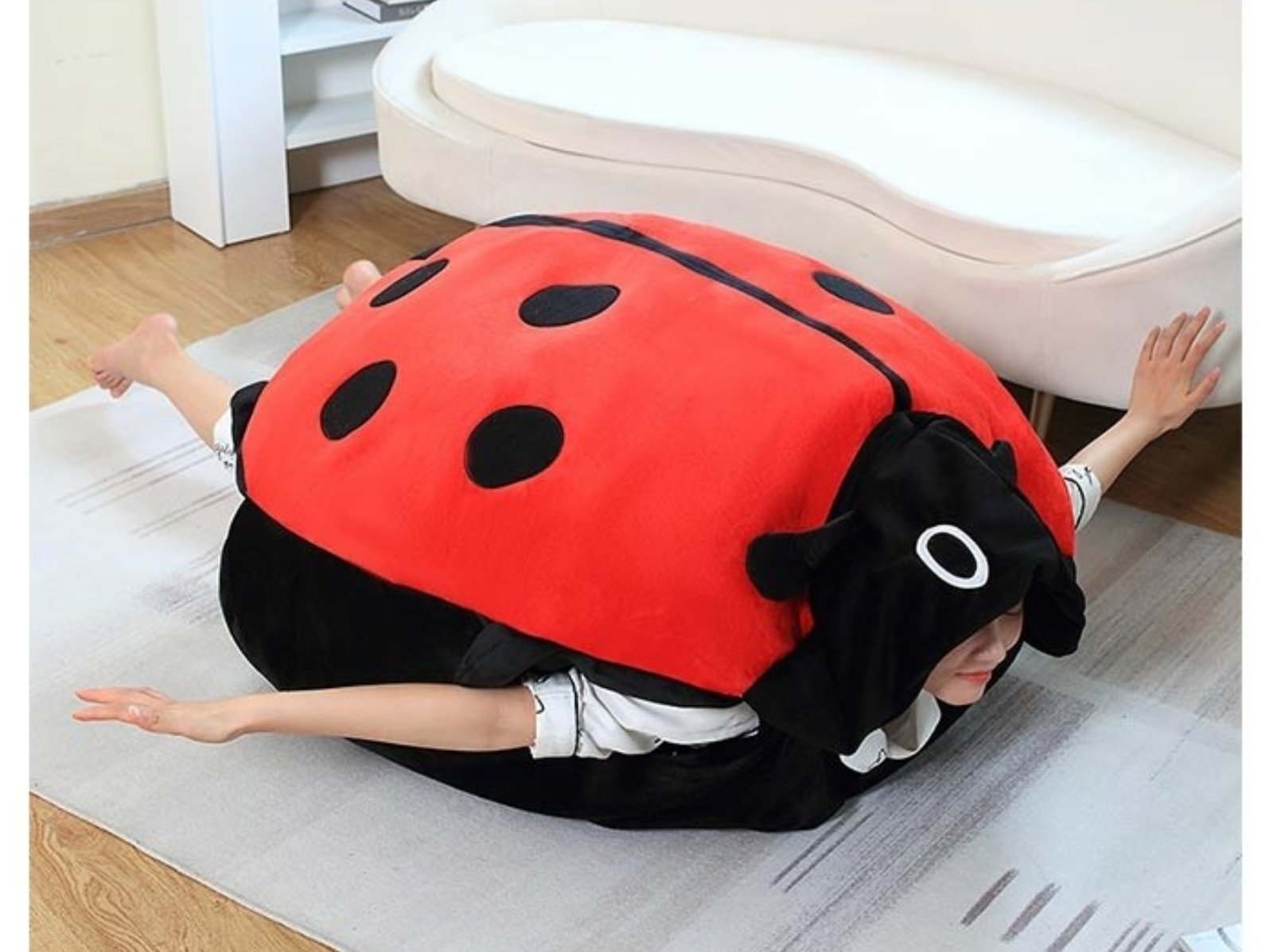 日本推出「可以穿的瓢蟲坐墊」，整個人塞進去畫面超獵奇！
