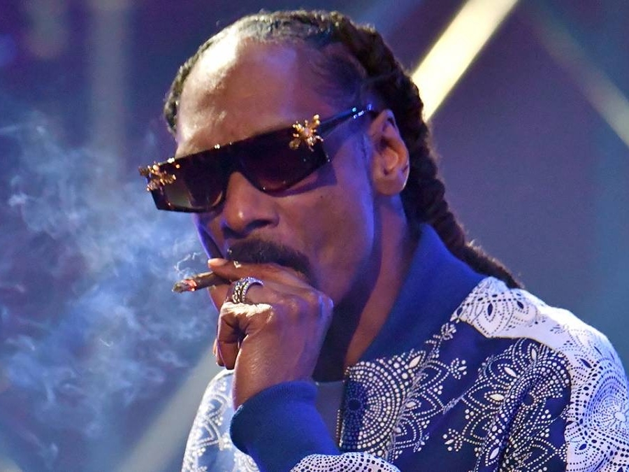 史努比狗狗 Snoop Dogg 被專屬捲菸員爆料：「一天最多抽 150 根大麻菸！」