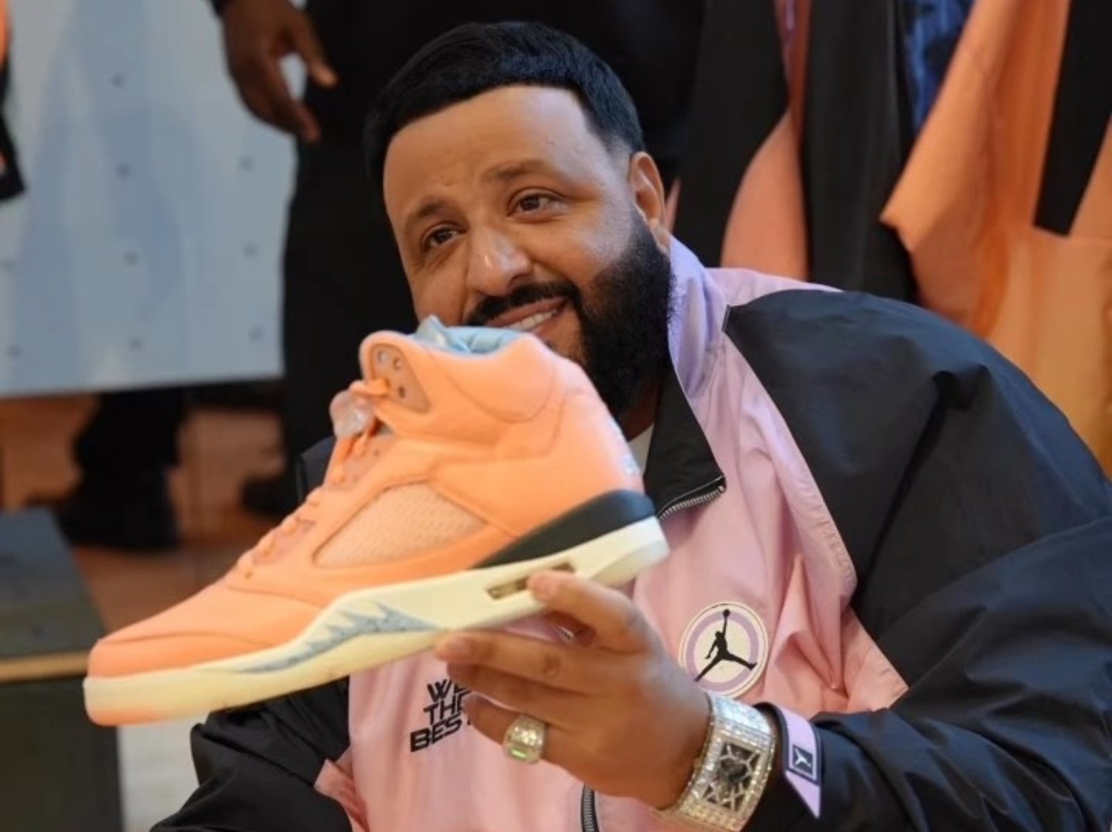 DJ Khaled 搶先上腳 Air Jordan 5 聯名球鞋，甚至自備枕頭墊腳防弄髒！