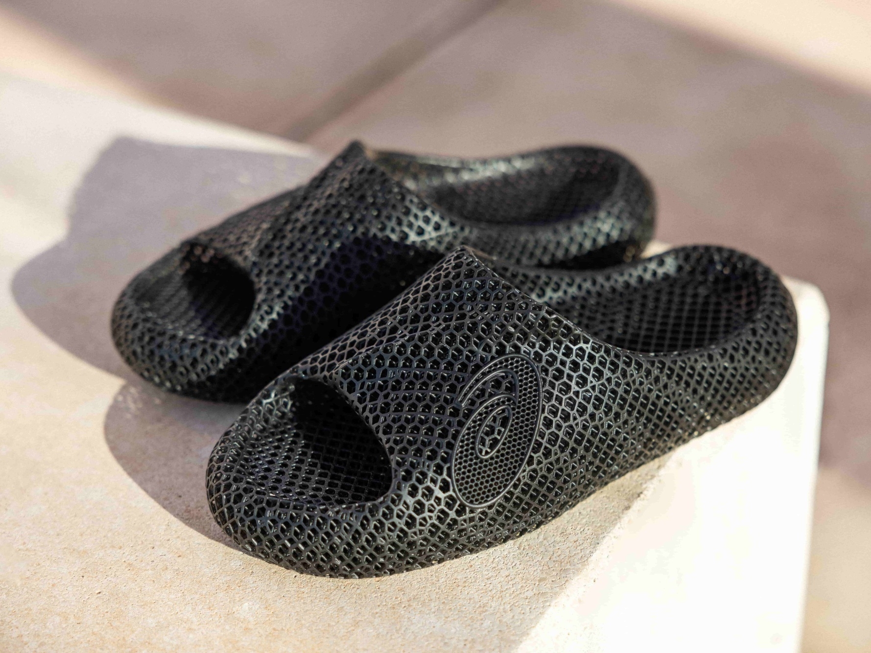 ASICS 最強拖鞋 ACTIBREEZE 3D SANDAL 台灣再次開賣，這雙穿過就回不去了！