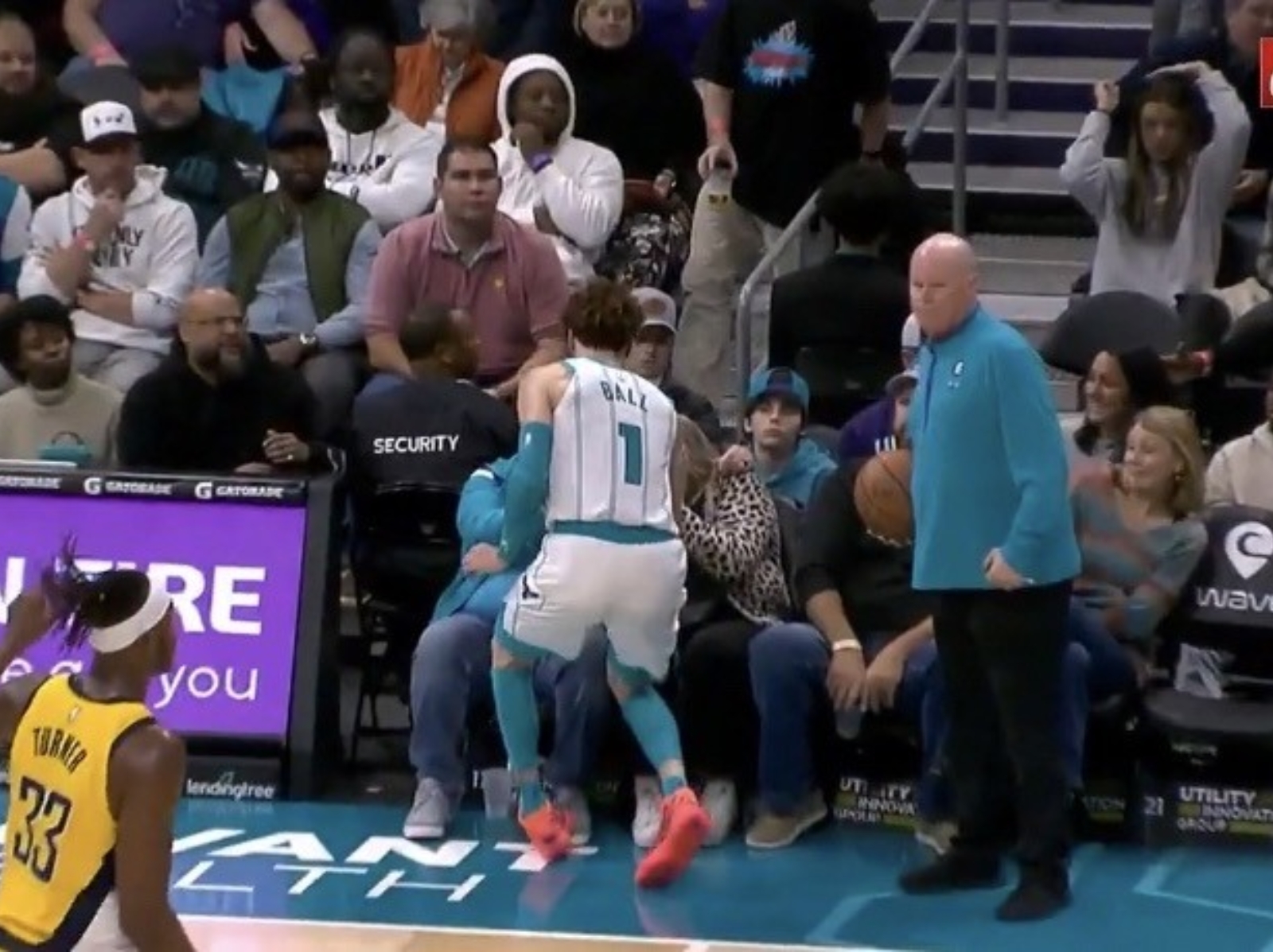 NBA／黃蜂「球三弟」LaMelo Ball 不慎踩到場邊觀眾「左腳踝大翻船」傷退，表情極度痛苦！