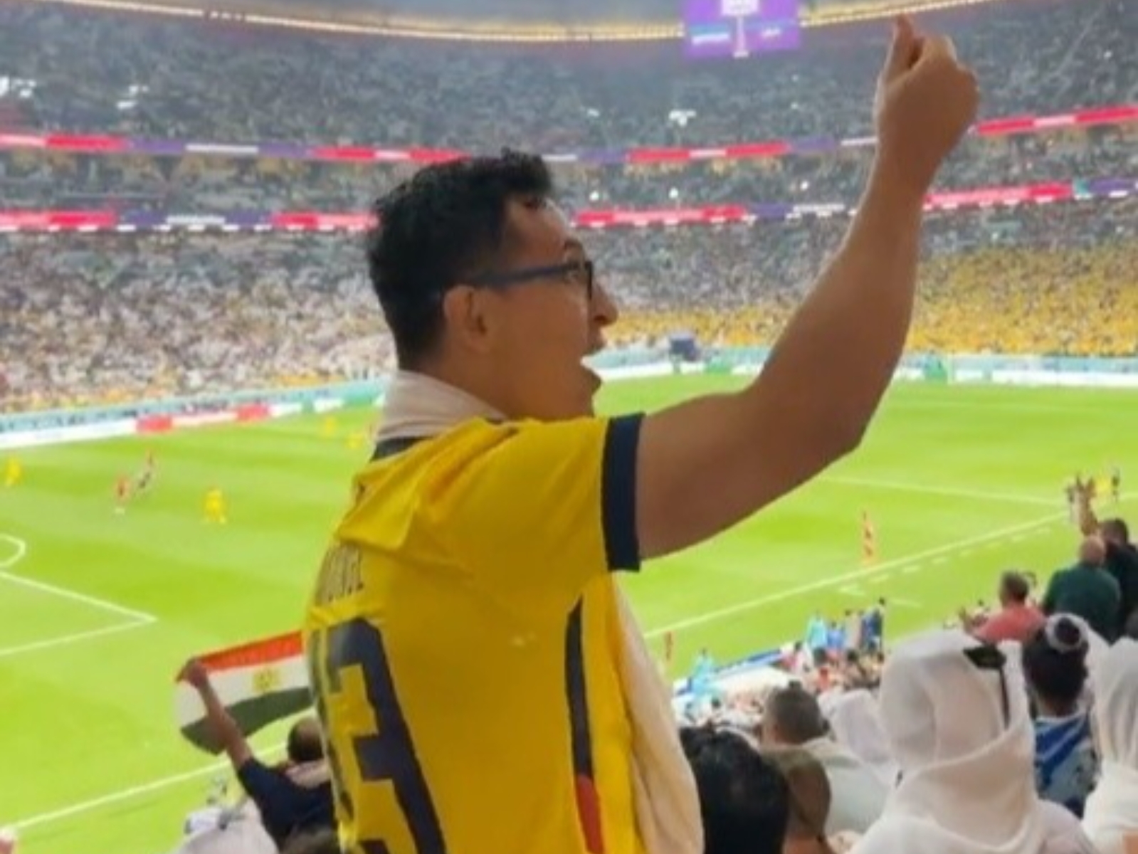 卡達世界盃／開幕戰地主國不敵厄瓜多，球迷故意做「數錢動作」嘲諷讓卡達人當場爆氣！