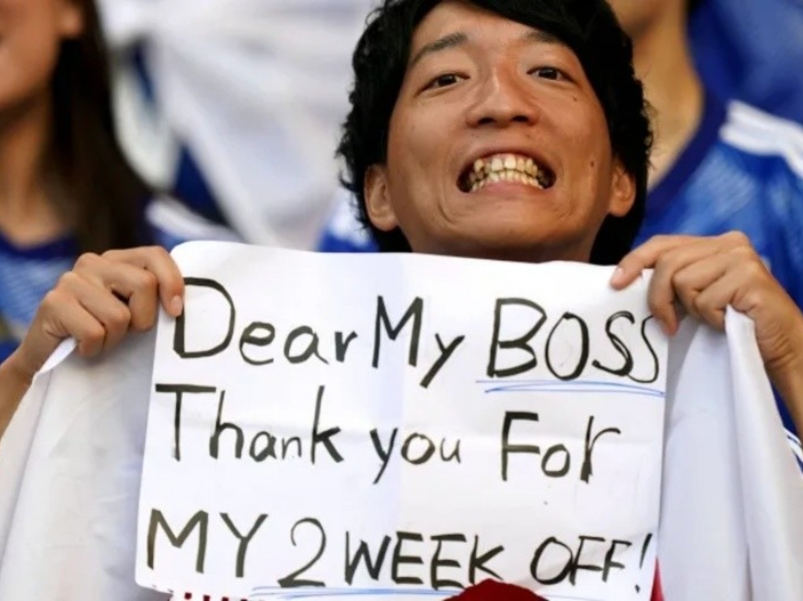 卡達世界盃／日本球迷於卡達現場高舉「感謝老闆讓我休假 2 週」，畫面曝光引熱議！