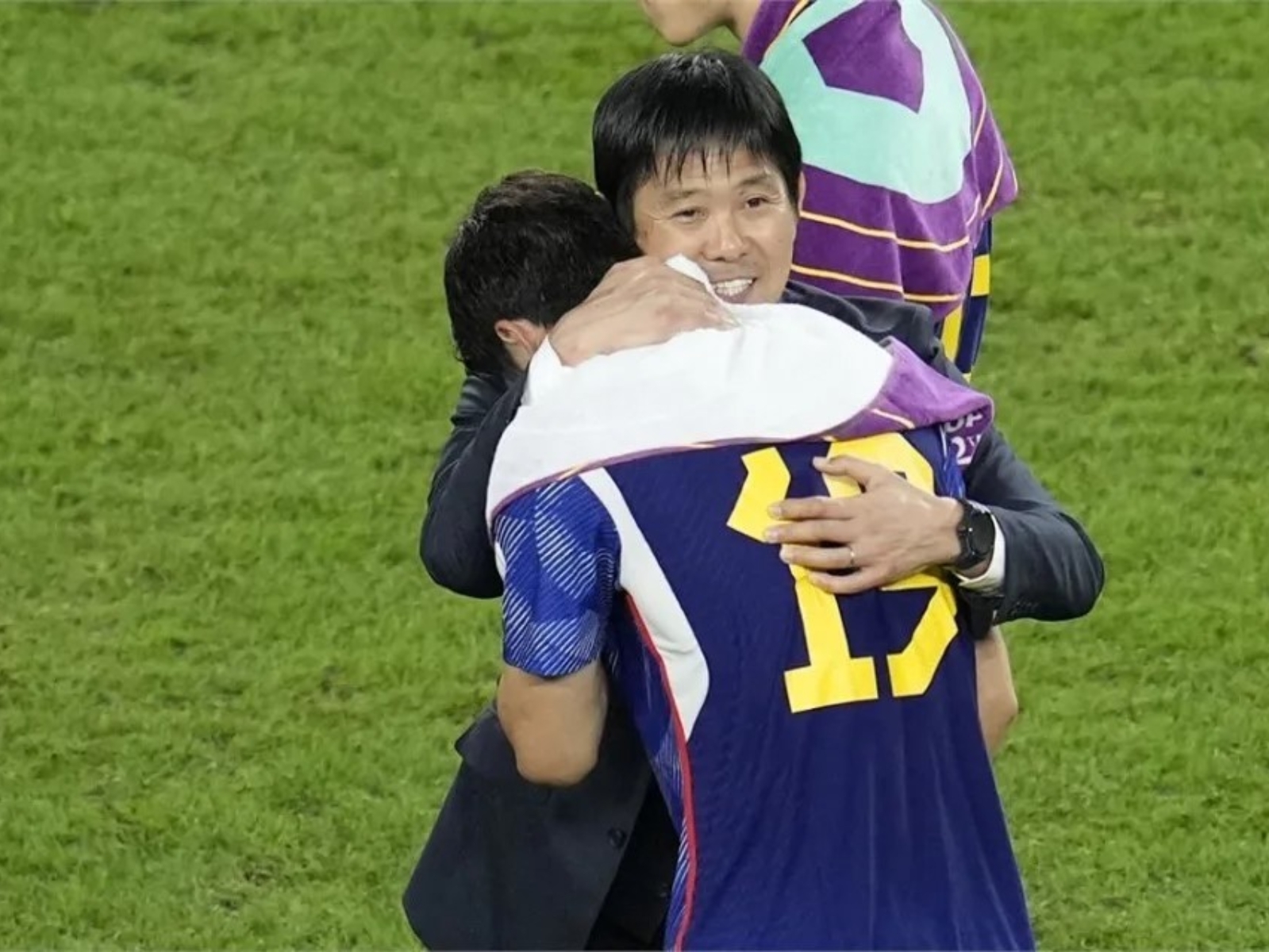 卡達世界盃／日本仍突破不了 16 強魔咒，三笘薰賽後緊抱教練痛哭！