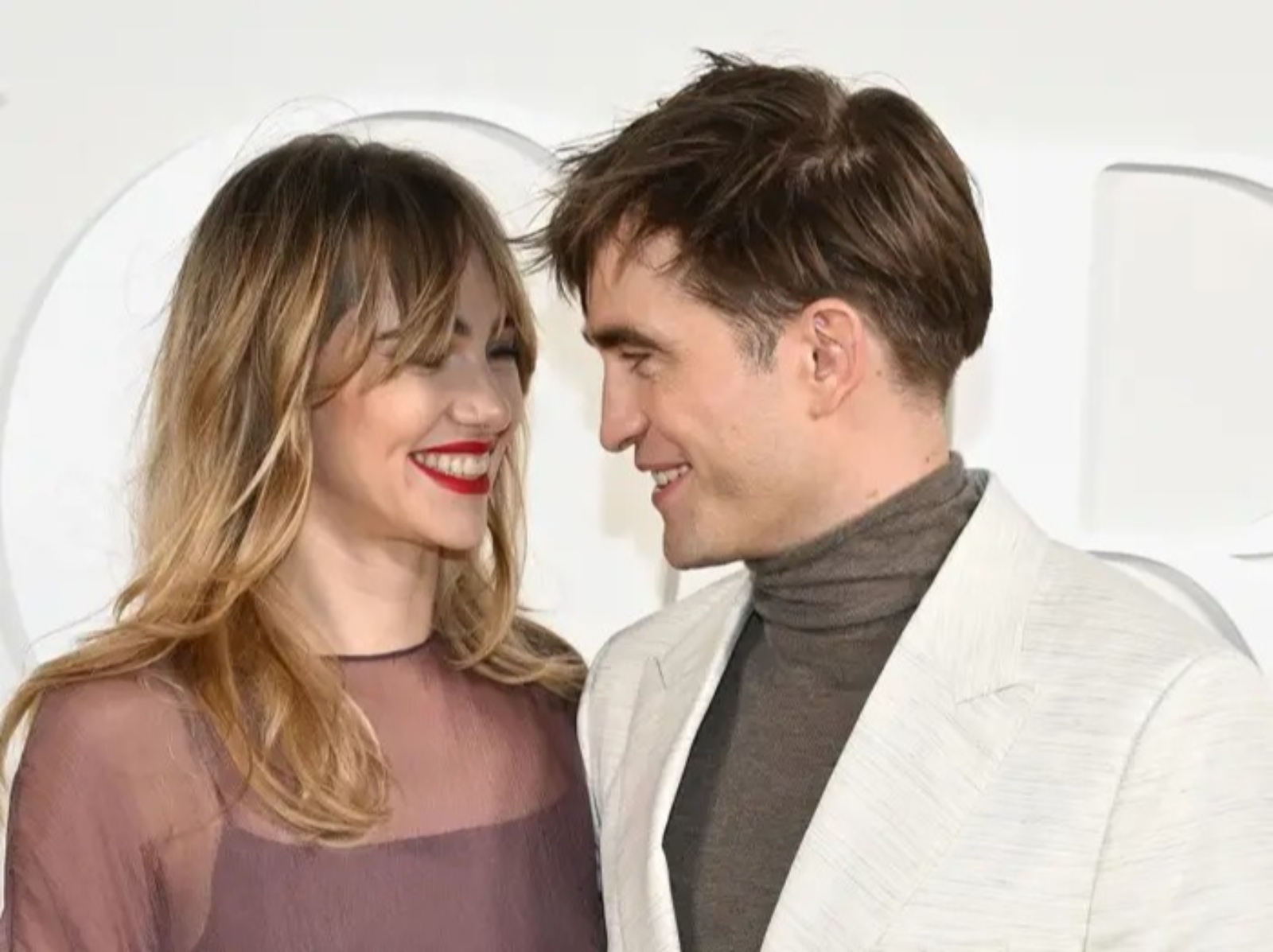 羅伯派汀森 Robert Pattinson 帶女友 Suki Waterhouse 出席活動，21 秒不安分小手片段曝光引網哭：「我失戀了！」
