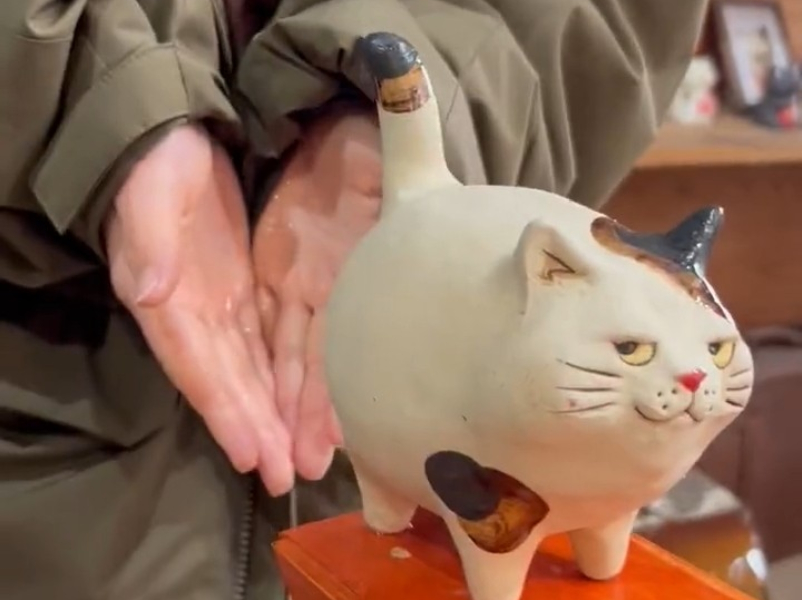 日本陶藝家製作「貓咪噴尿酒精噴霧機」，衝擊力十足的設計網友大讚！