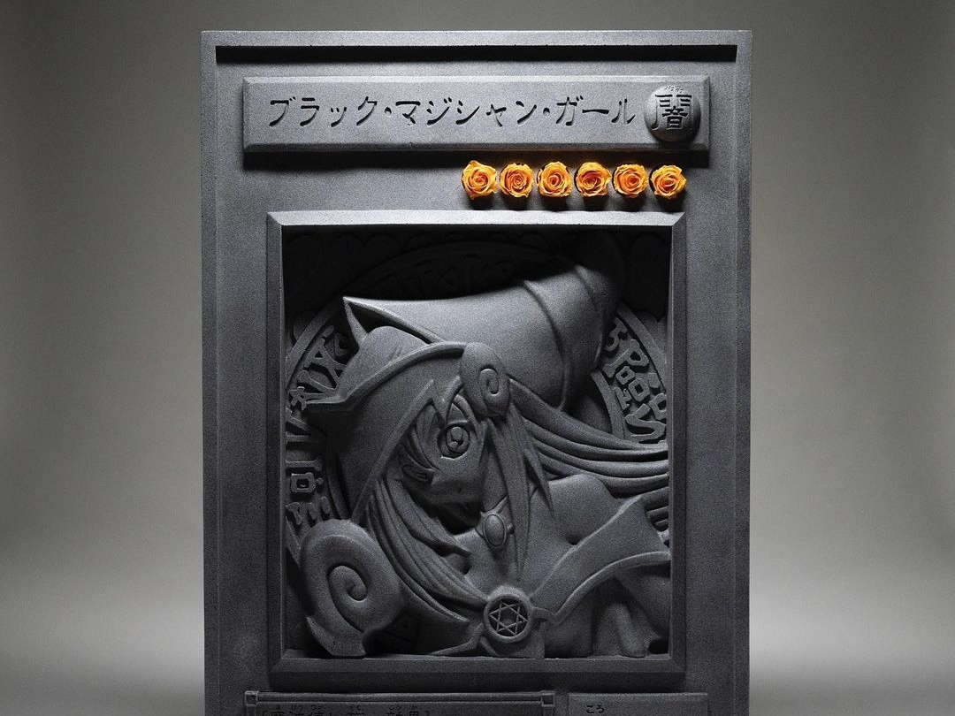 VASEBYSU 打造《遊戲王》黑魔導女孩「混凝土雕塑花器」，一款要價台幣 10 萬元！