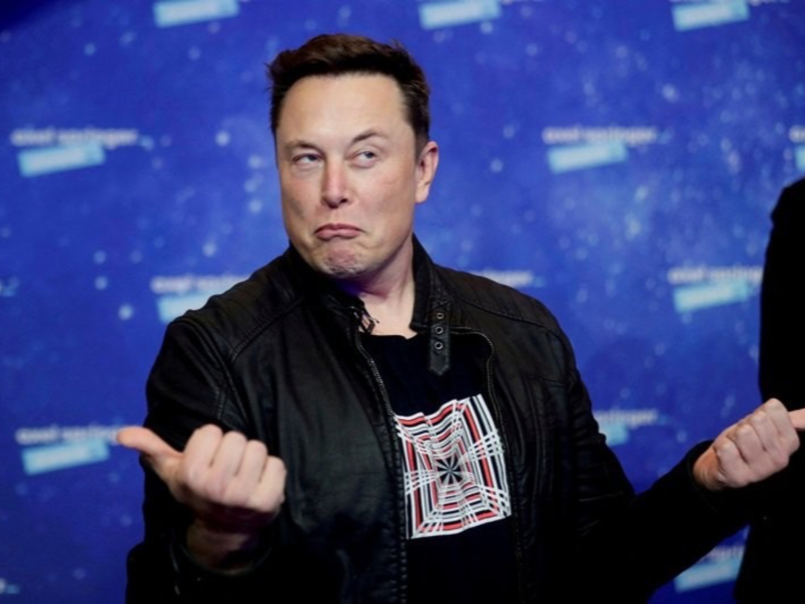 馬斯克 Elon Musk 上台致詞被噓長達五分鐘，主持人笑：「你們是被解僱的人嗎？」