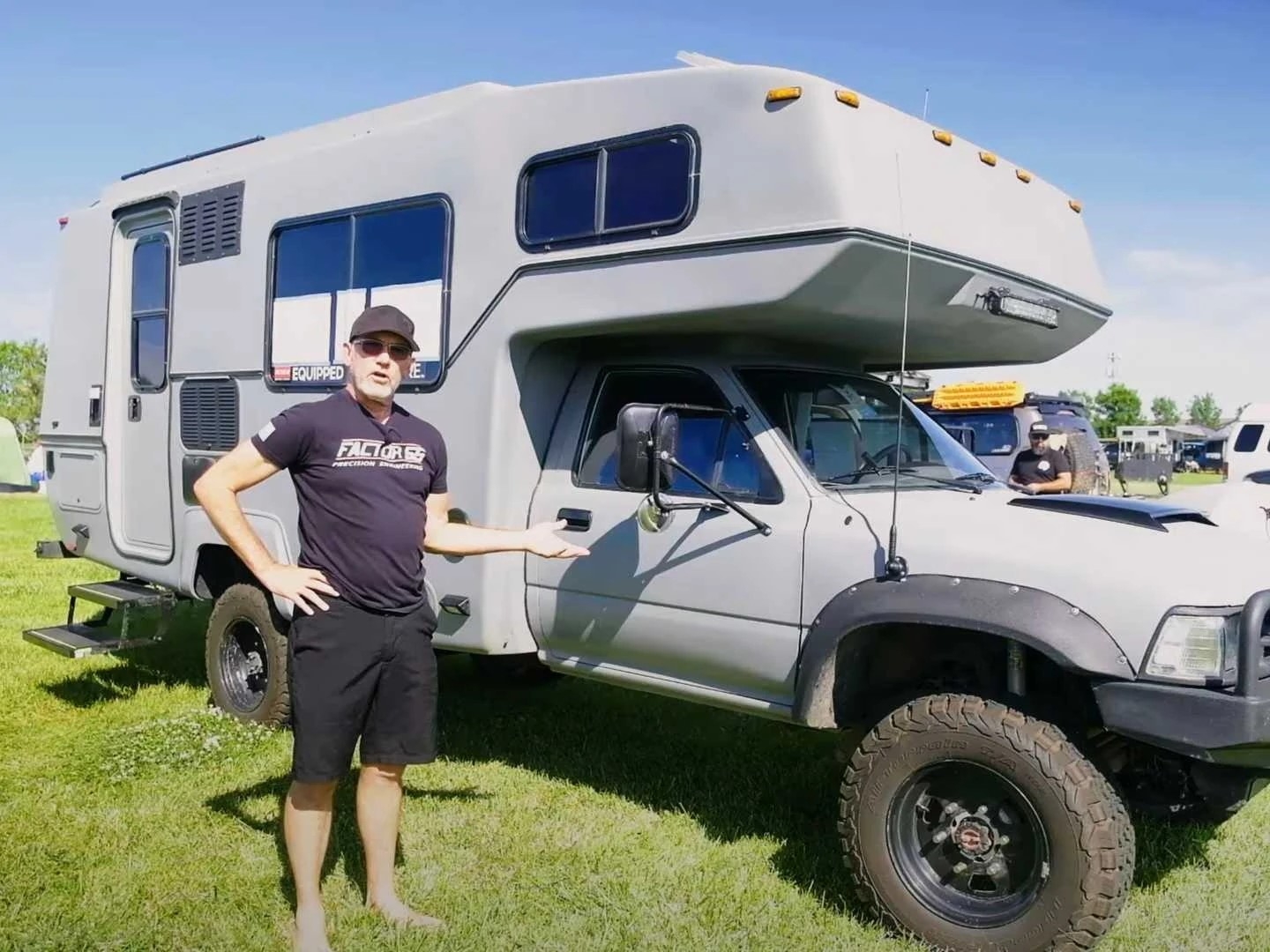 國外男子將 Toyota 露營房車改裝成「越野車」，上山下海到哪都能露營超狂！