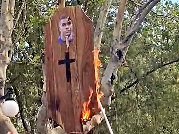 卡達世界盃／阿根廷民眾歡慶放火焚燒「姆巴佩棺材」，引來網友撻伐：「太不尊重人！」