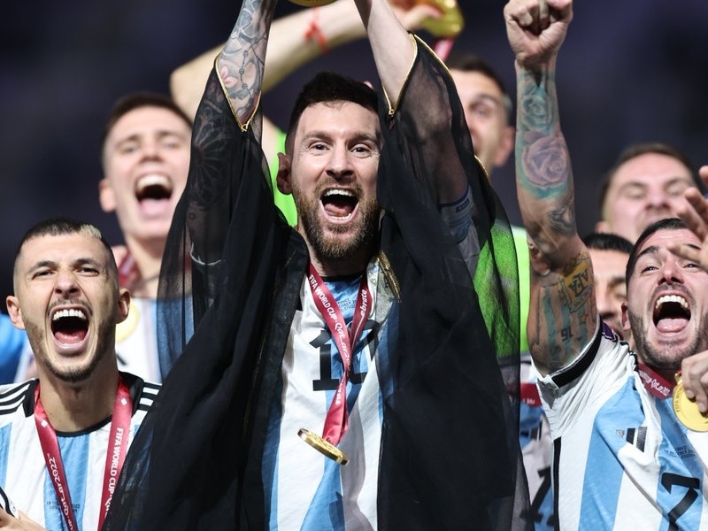 卡達世界盃／超狂買家收購梅西 Messi 加持「冠軍黑袍」，一件開價 100 萬美元！