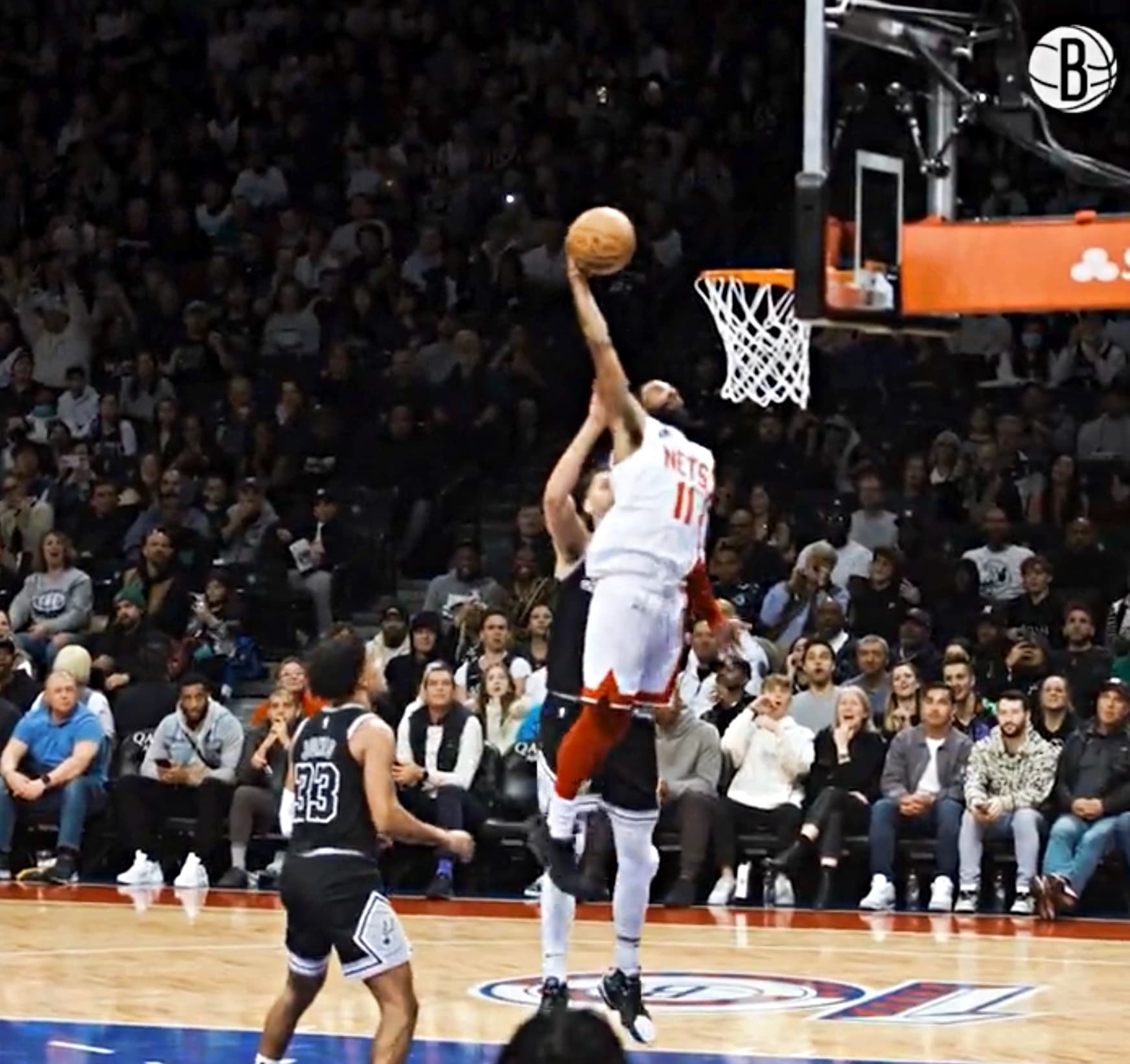 NBA／Kyrie Irving 神仙下凡上演「驚人補扣」，布魯克林籃網 12 連勝到手！