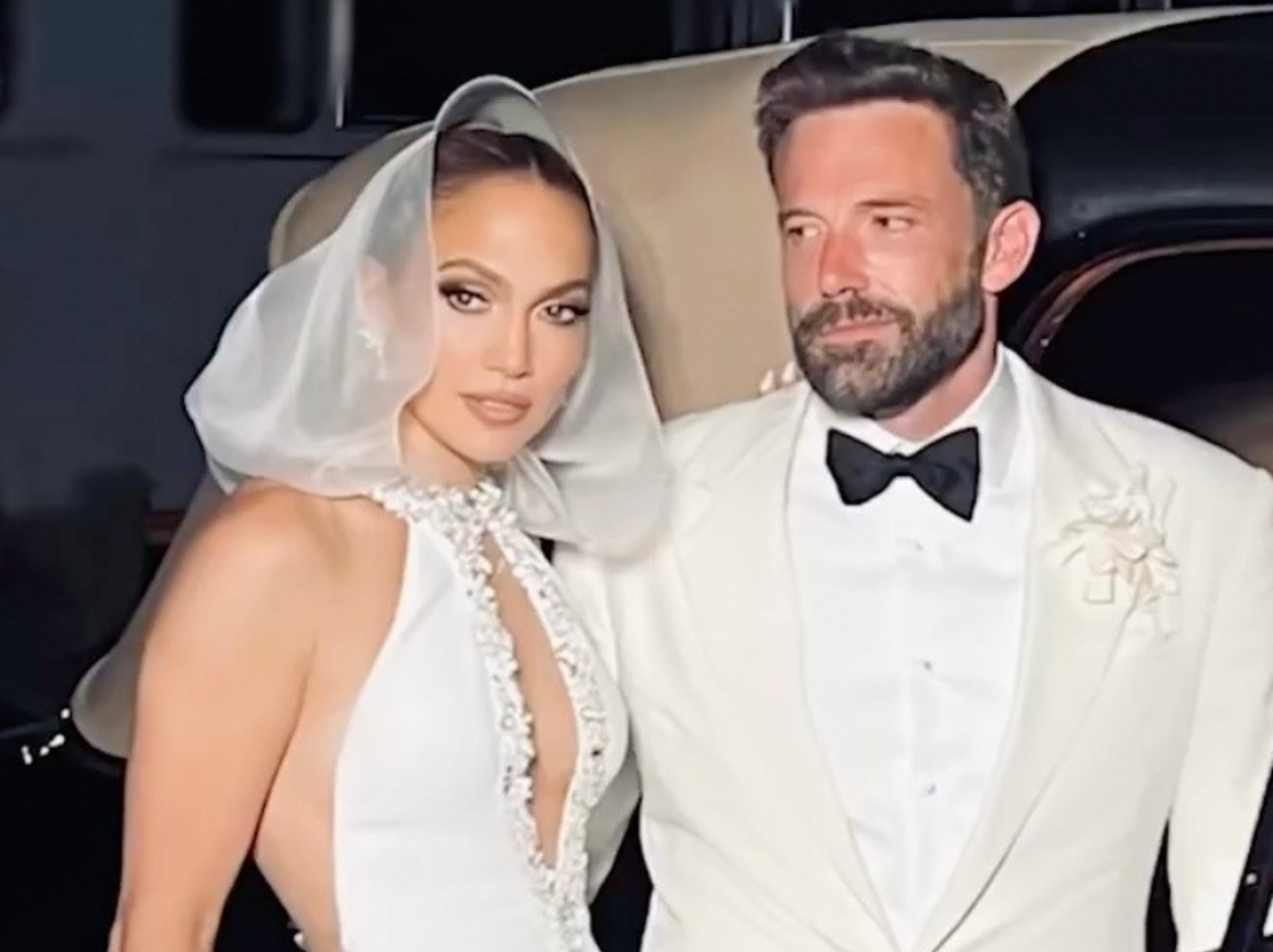 珍妮佛羅培茲 Jennifer Lopez 回顧 2022 ！分享與班艾佛列克 Ben Affleck 獨家婚禮擁吻照：「最美好的時光！」