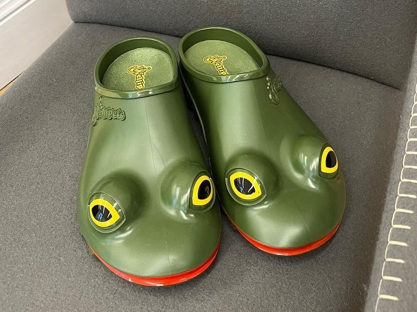 JW Anderson 釋出聯名「青蛙拖鞋」，Jonathan Anderson 宣告將在米蘭時裝周幹大事！