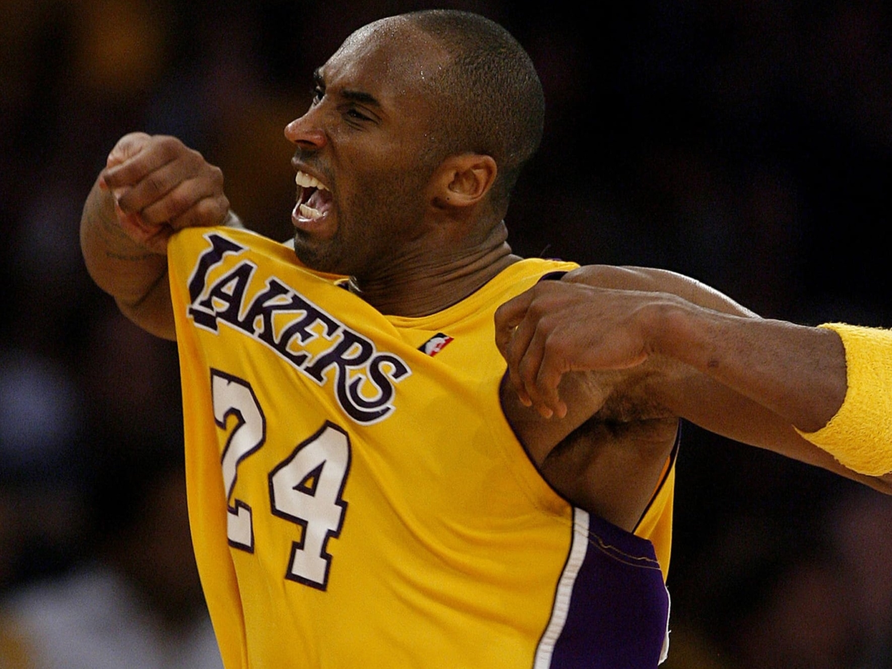 Kobe Bryant 親著「MVP 湖人球衣」將被拍賣，有望飆至 700 萬美元驚人價格！