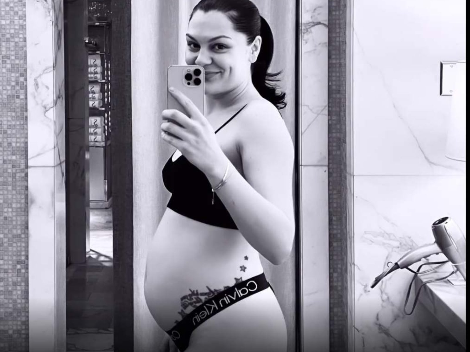Jessie J 挺四月孕肚看展覽笑自己像顆蛋，透露害喜痛苦惹粉絲心疼！