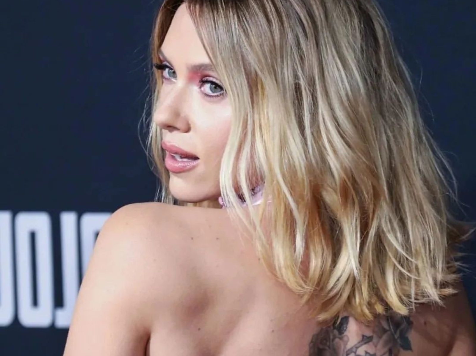 史嘉蕾喬韓森 Scarlett Johansson 秀火辣刺青，「這個」圖案有洋蔥！