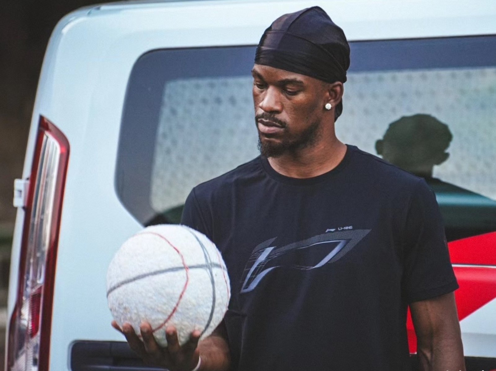 NBA／Jimmy Butler 現身「村 BA」收到棉花籃球當禮物，引網友熱議：「太地獄！」