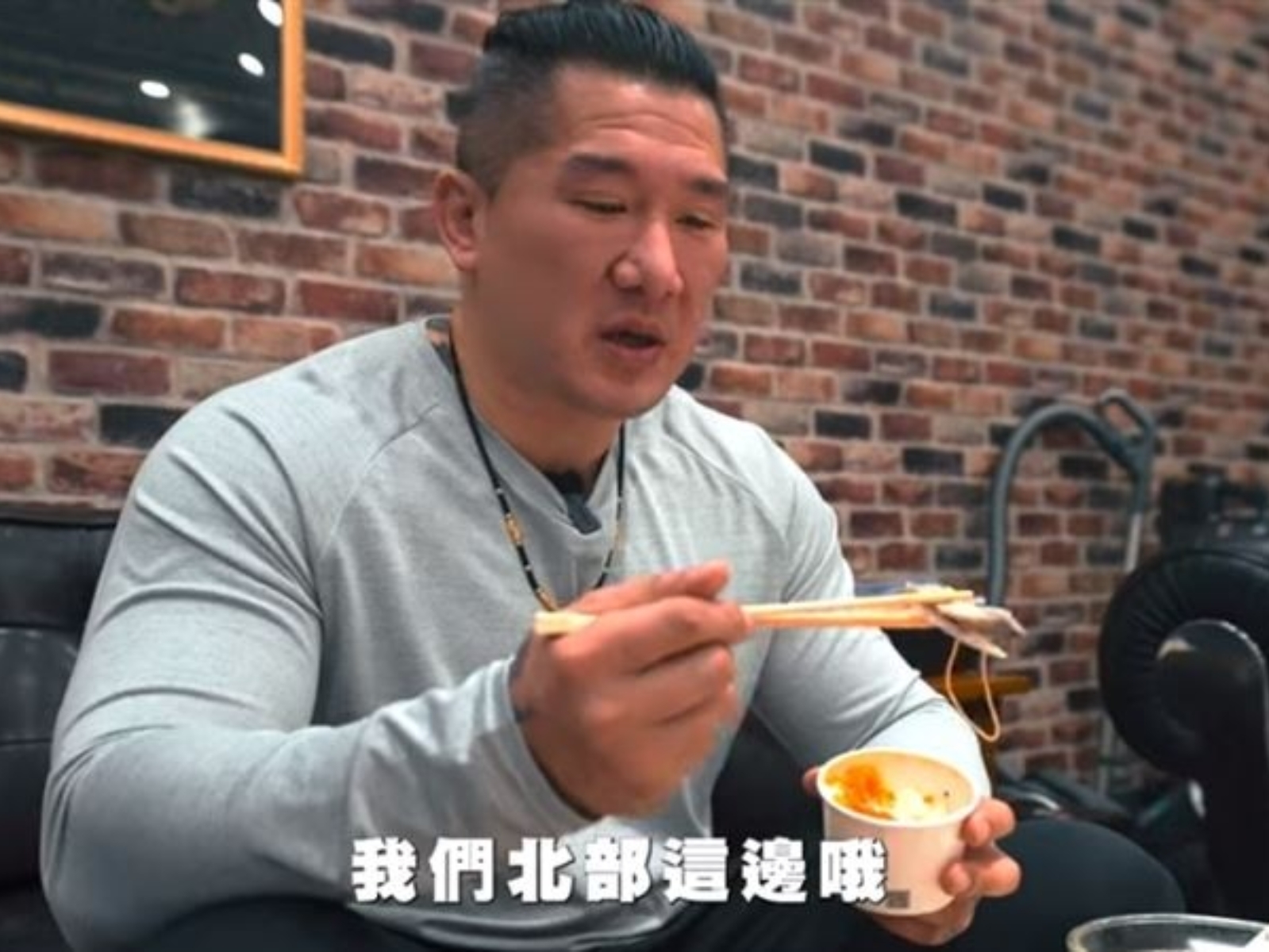 館長試吃「超甲組海鮮丼飯」疑似吃到橡皮筋，事後澄清：「是蘿蔔絲啦！」