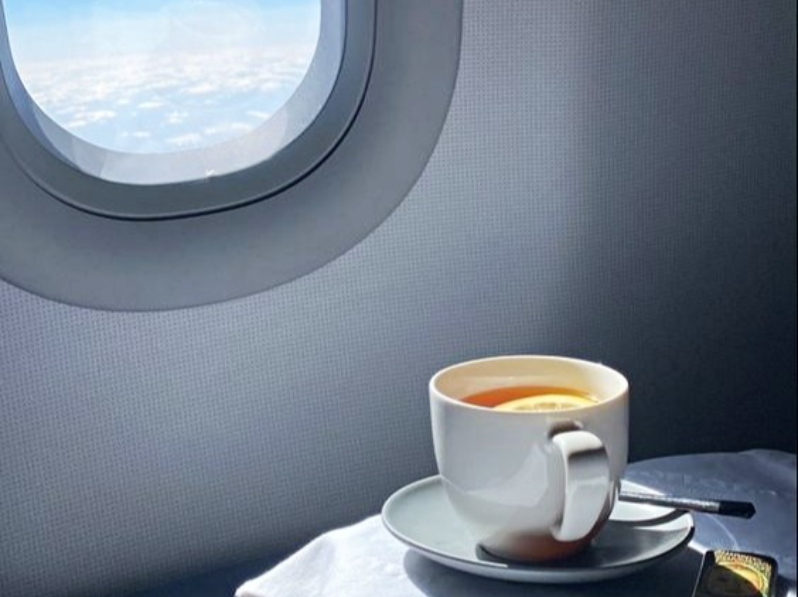 空服員揭露飛機秘辛：點咖啡等於親馬桶、飲料不要加冰塊⋯網驚：「超想吐！」
