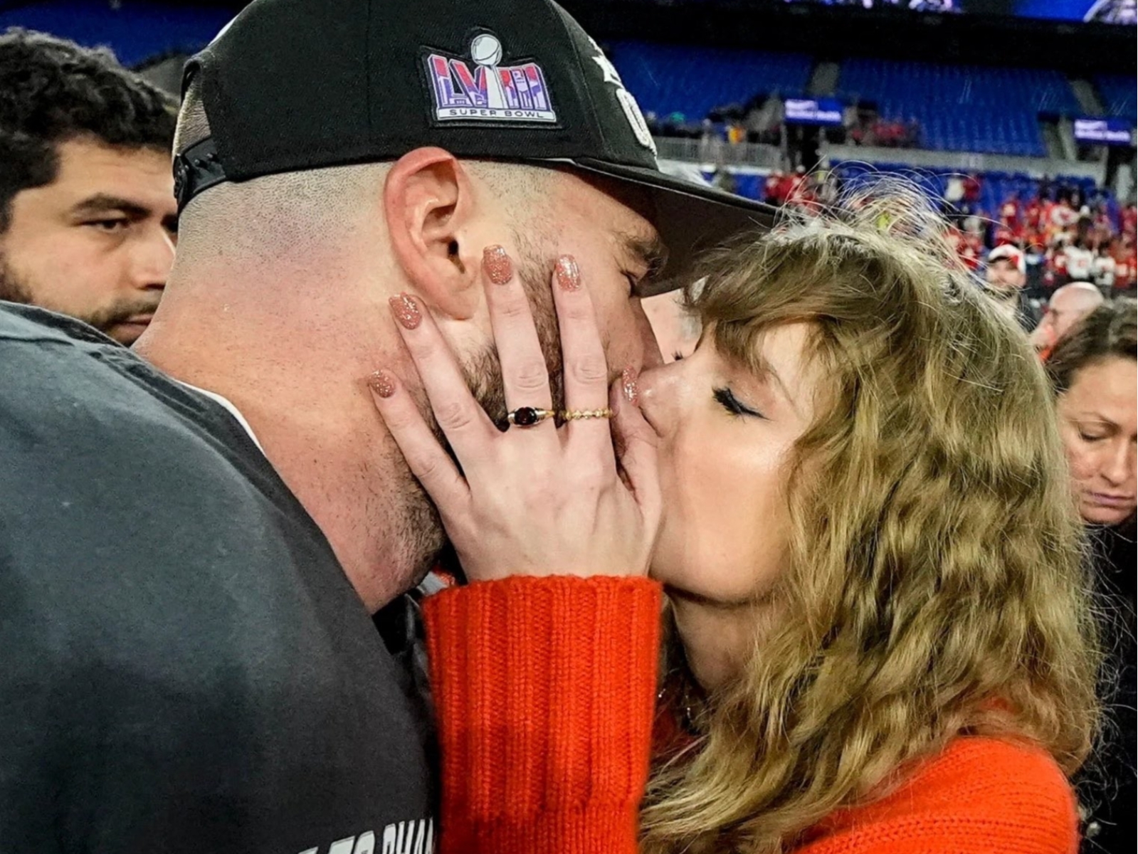 NFL／酋長擊敗烏鴉連續兩年晉級超級盃，泰勒絲與球星男友 Travis Kelce 激情擁吻！