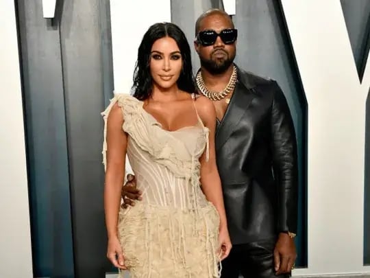 金卡戴珊 Kim Kardashian、比安卡 Bianca Censori 一起看肯爺 Kanye West 表演，相處挺融洽！