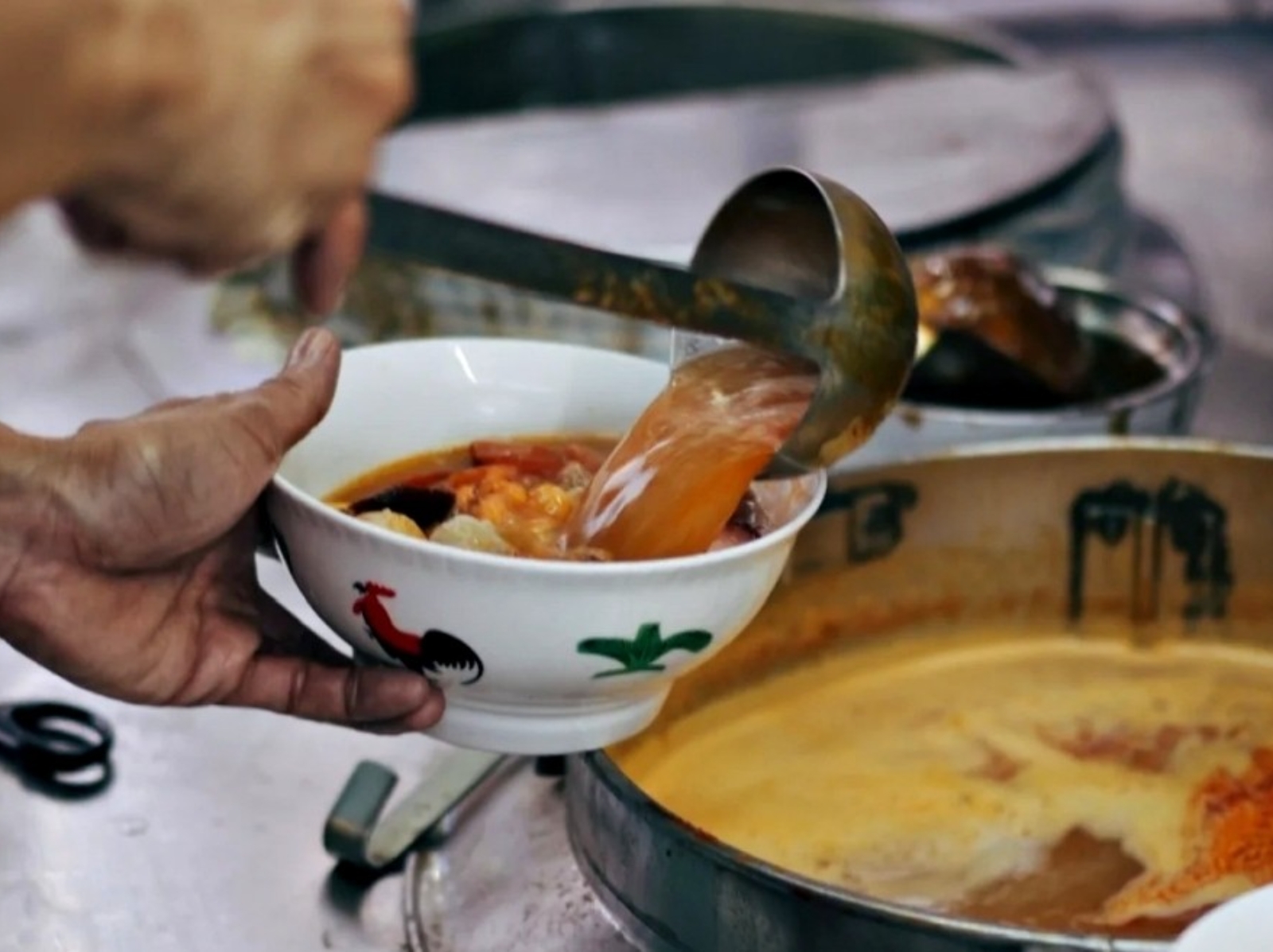 2024 檳城 10 家必吃推薦： 米其林青屋蝦麵、雞腳粿條湯、娘惹菜⋯不愧是馬來西亞美食之都！