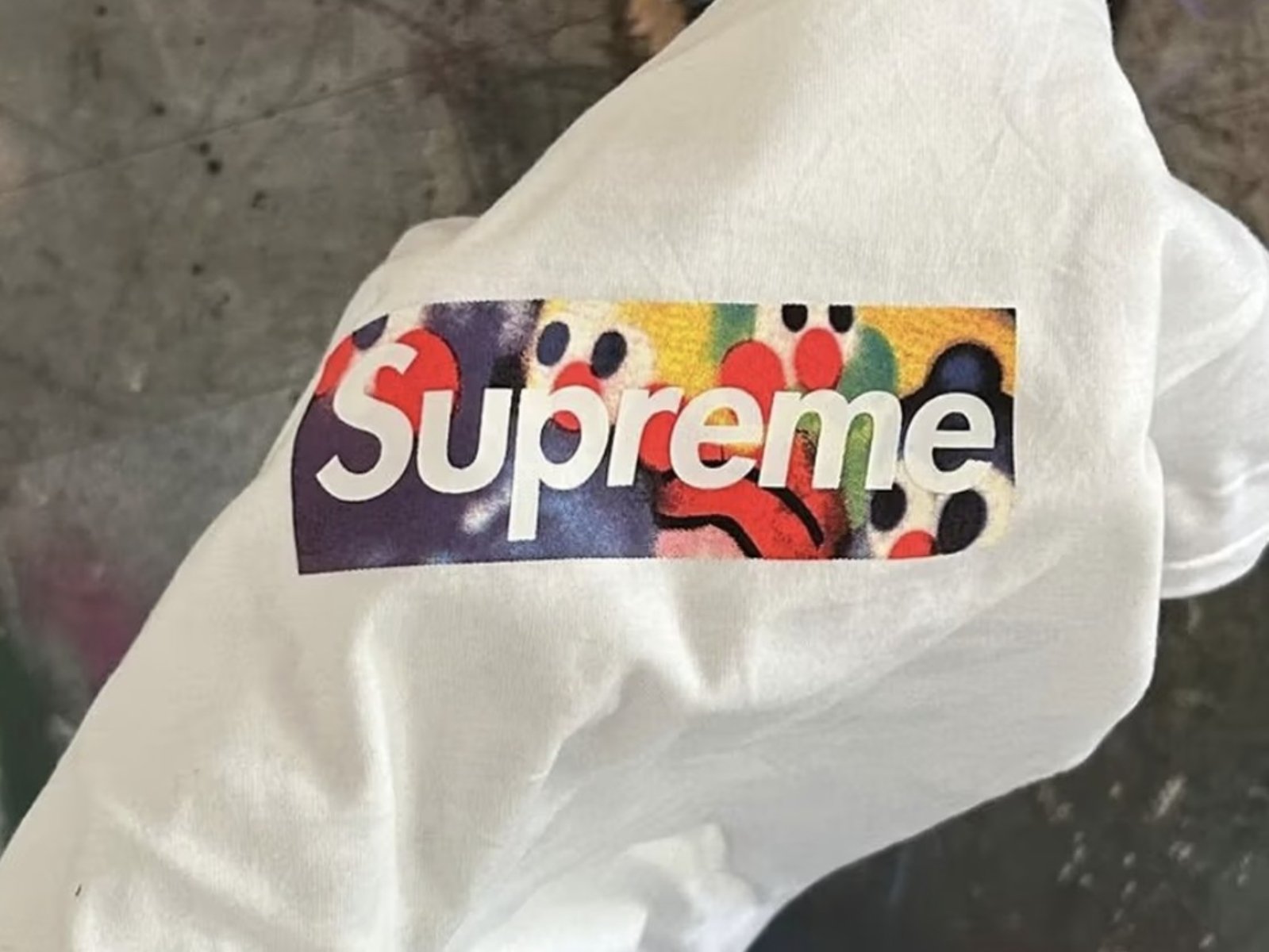 Supreme x Olaolu Slawn 最新聯名 Box Logo Tee 搶先曝光，強烈藝術風格超吸睛！