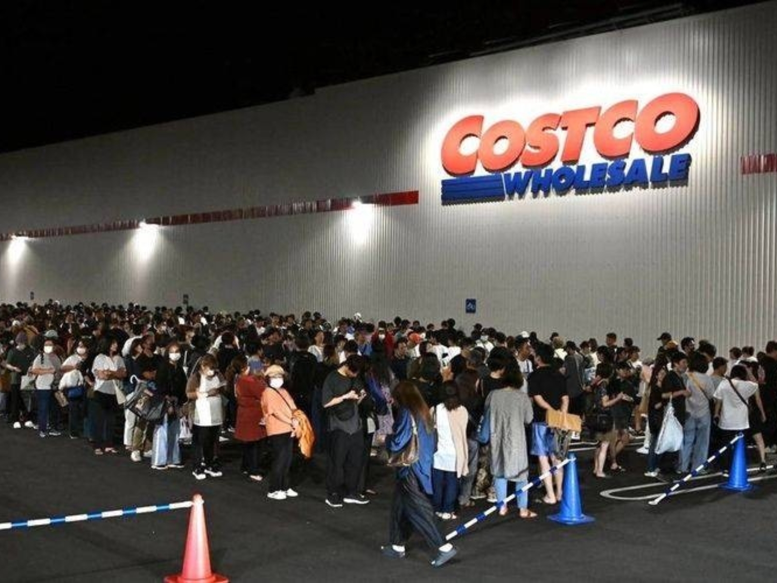 沖繩首間好市多 Costco 開幕吸引超過千人夜排，還破例在凌晨 4 點半開門營業！