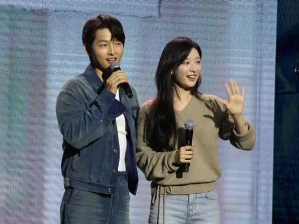 金智媛驚喜現身宋仲基見面會!《太陽的後裔》經典畫面重現!