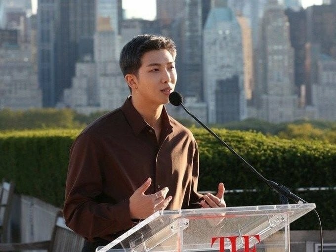 BTS 隊長 RM 受邀 APEC 高峰會演講!與黃仁勳、亞馬遜高層並列!