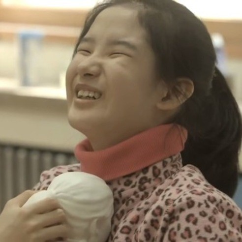 3D 印刷技術讓 8 位南韓盲人學生能夠在畢業過後還能「看見」自己的朋友  網友表示：「同學的表情讓我哭了...」