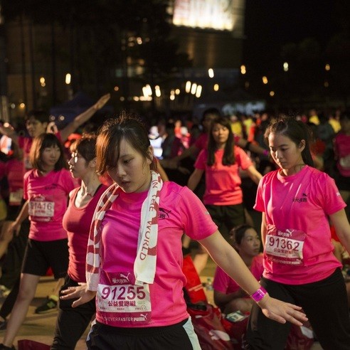 2015 PUMA 螢光夜跑　高雄夢時代開跑　六千名跑者齊聚點亮高雄城市熱情