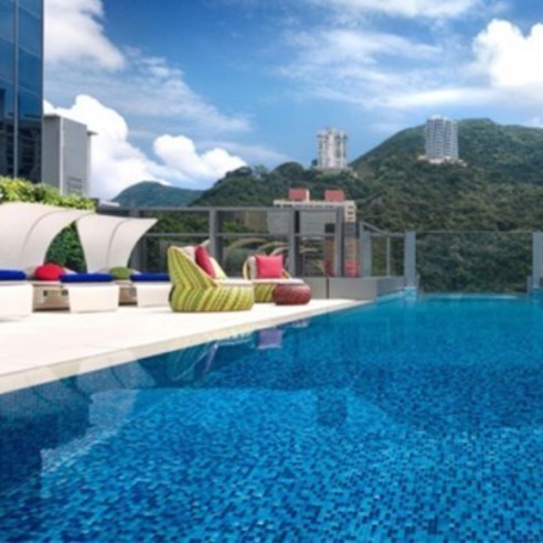 不用到倫敦也能嘗試的空中游泳池！香港首創的透明玻璃底游泳池