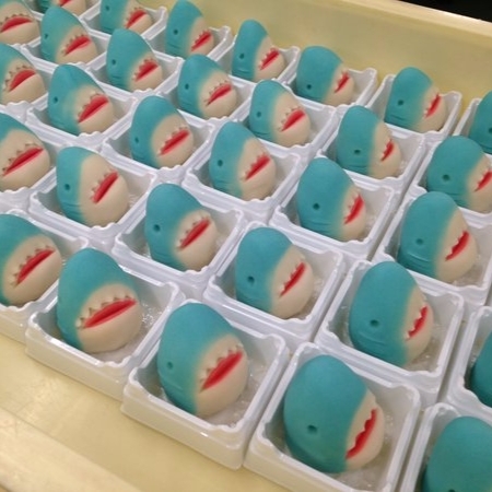 【甜點特輯】日本駄菓子老店推「巨口鯊」造型　萌翻網友成絕佳伴手禮！