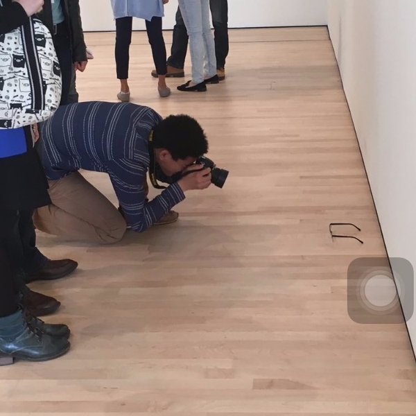 一名男子實驗將自己的眼鏡放在美術館地板　結果真的被當作藝術作品圍觀...