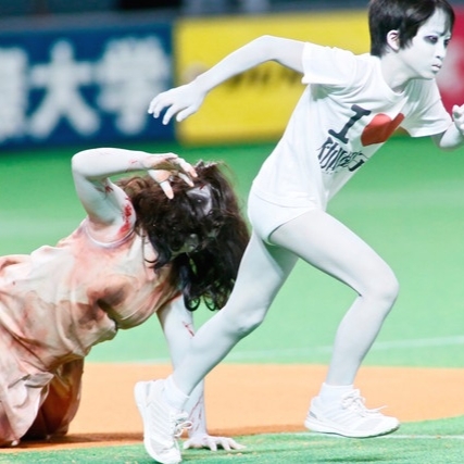 兩大女鬼「貞子 vs 伽椰子」棒球對決　投出 96 km 直球結果超爆笑！