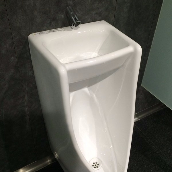 日本出現一體成形的「新型小便斗」　讓男生歡呼：21 世紀最偉大的廁所革命！