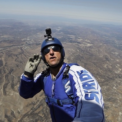 玩命直播！職業跳傘員計畫不攜帶降落傘　挑戰從 2.5 萬英呎上跳機！