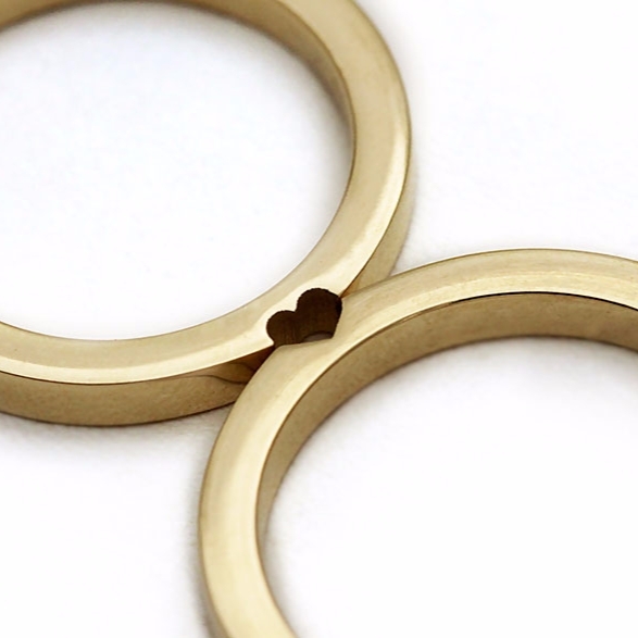 【閃光特輯】情人合體才能夠拼出來的形狀　絕對是最甜蜜的定情戒指！