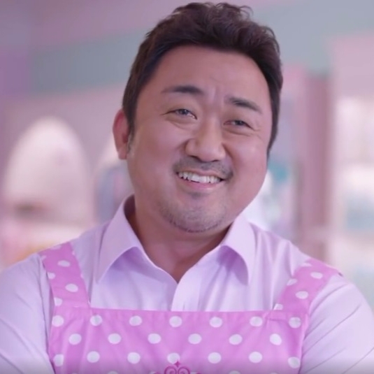 《屍速列車》馬東錫「粉紅勁裝」拍攝廣告！網友：想被他推銷