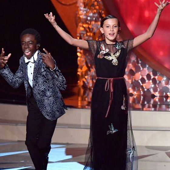 全場 High 瘋了！《Stranger Things》三位小主角在頒獎台上大唱 Burno Mars 名曲 “Uptown Funk”，為 Emmy Awards 揭開序幕！