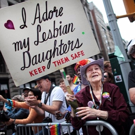 92 歲老奶奶連 30 年參加 LGBT 遊行　只為了高舉「我愛我的同性戀女兒」！