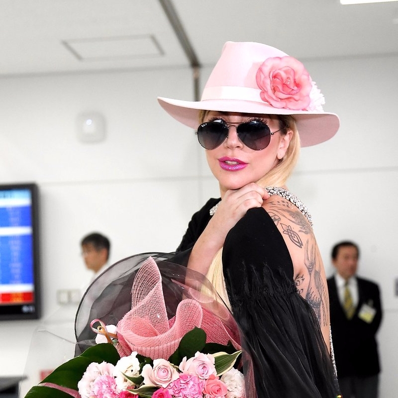 Lady Gaga 訪日機場造型美翻　回顧女神卡卡過往的日本行驚人服裝！