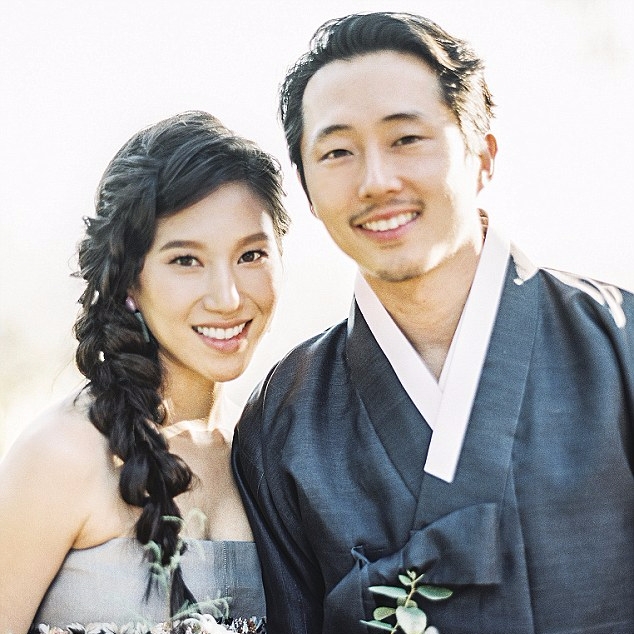 《陰屍路》葛倫結婚照片正式曝光　「史蒂文連」韓服婚禮幸福度破表！